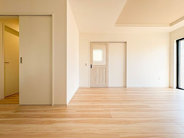 【LDK16.9帖】爽やかな日差しが差し込む明るいリビングです。