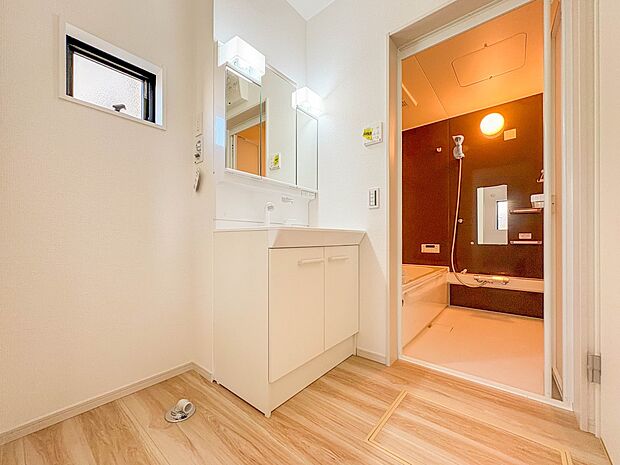 【脱衣所】洗面所は小さなプライベートスペース。歯磨き、洗顔と毎日施す個人空間。