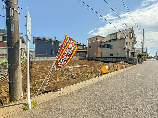 2号棟【前面道路4M】家の前をまっすぐの通りが走っている。クルマは少なく、人々は毎朝、ウォーキング、ジョギング、犬の散歩など、フリーな朝時間を過ごしている。