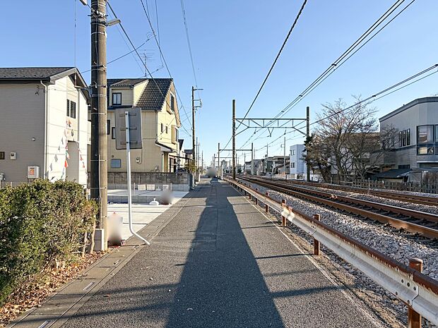 【前面道路】陽当りや通風性など各所に施された工夫で住みやすさを実現。部屋の大きさや周辺環境・街並など、資料には掲載していない情報が現地にはたくさんございます。是非ご確認下さい。