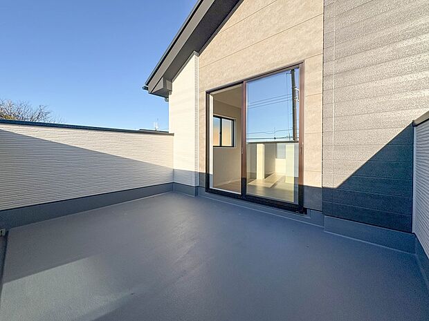 【広くゆとりあるバルコニー】  バルコニーから差し込む陽光・通風は、住環境・快適性と共に有り続ける貴重な「財産」です。