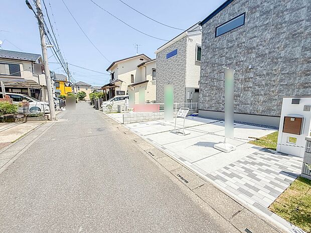 【前面道路】家の前をまっすぐの通りが走っている。クルマは少なく、人々は毎朝、ウォーキング、ジョギング、犬の散歩など、フリーな朝時間を過ごしている。