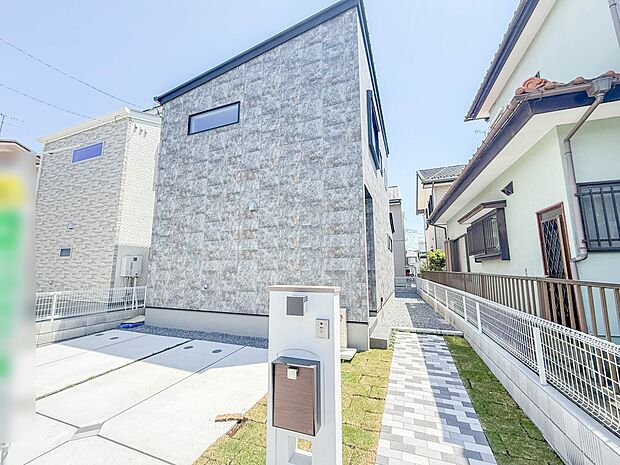 【現地外観】ここから始まる「日常」はご家族にとってかけがえのない時間となります。少しでも豊かに、快適に。そんな想いから本邸宅は生まれました。