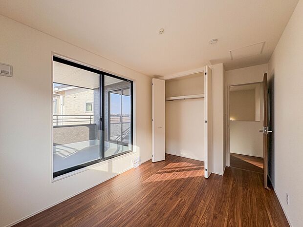 独立性を高めたお部屋。たっぷりの収納も配備しており、片付いた空間を実現出来そう。陽光も降り注ぐ明るく開放的な空間が魅力的。