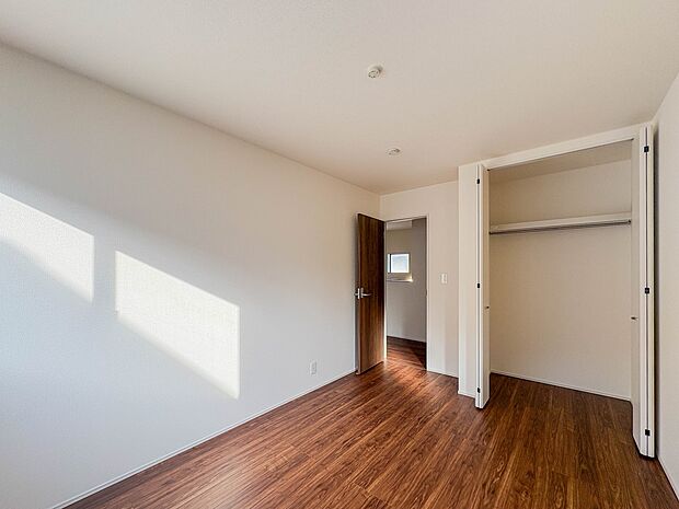 【ぜひ現地をご確認下さい】 陽当りや通風性など各所に施された工夫で住みやすさを実現。部屋の大きさや周辺環境・街並など、資料には掲載していない情報が現地にはたくさんございます。是非ご確認下さ…