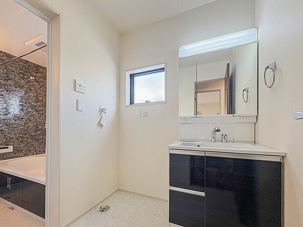 【ランドリースペース】毎日使う洗濯機。しっかりと奥行きのある置き場が確保されています。