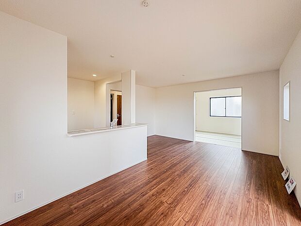 【ダイニングキッチン】会話でホッとコミュニケーションできるリビング。料理でホッとハピネスになるキッチンなど。人をホッとさせる最新設備・仕様を採用しています。