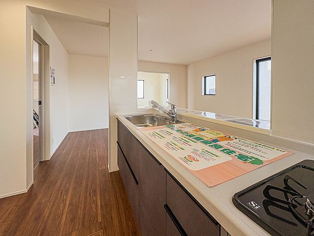 シンプルなデザインの家は風情がある。住む人のこだわりを感じる。外観も内装もいたってシンプル。居心地がよく、家事や趣味、子育てなどにも集中できる。家も人間も熟成するほどシンプルになっていくよう…