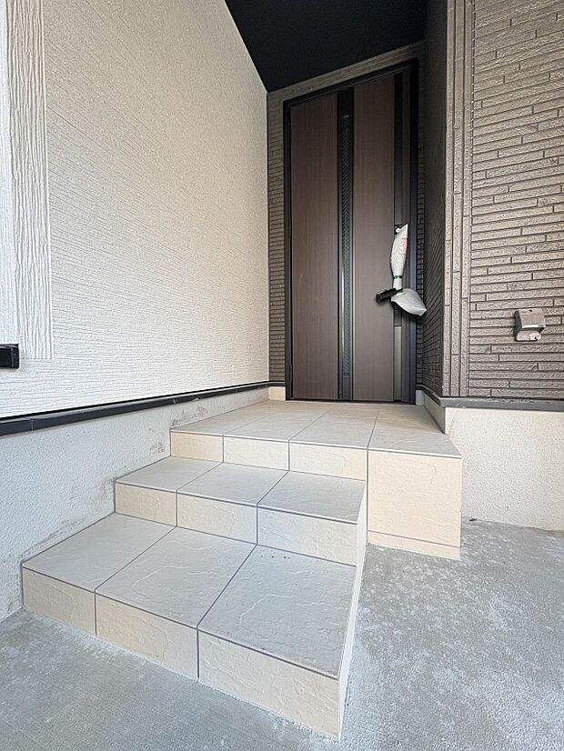 【玄関】玄関はおうちの顔と言われます。玄関アプローチは、外観デザインの印象を左右します。