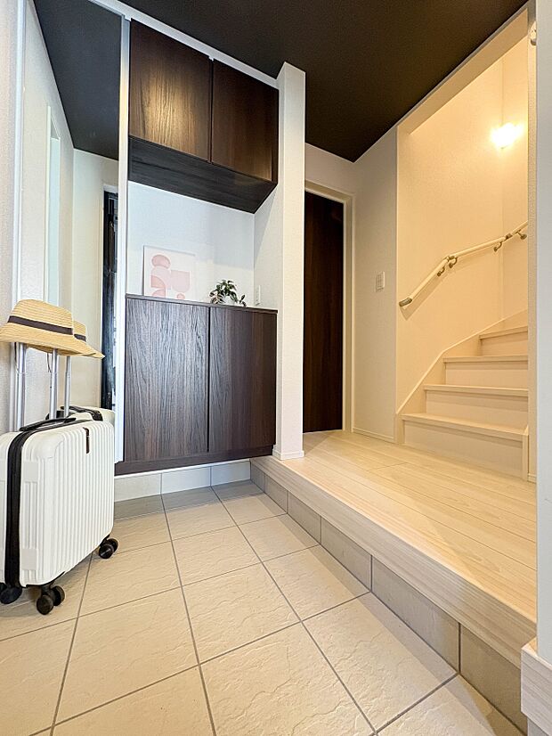 【玄関】広さの玄関スペースはベビーカーなどを置いても十分な広さです。