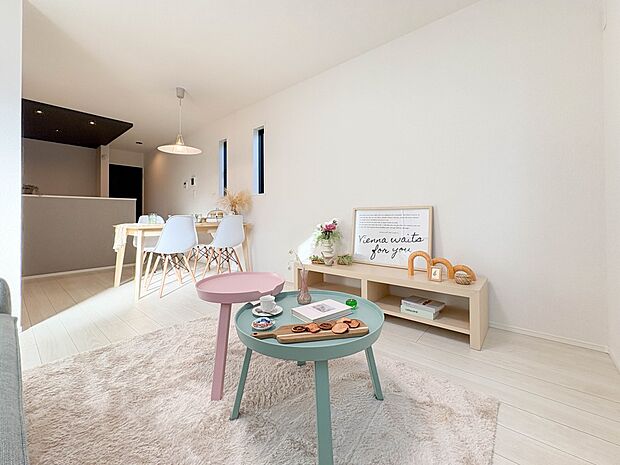 【LDK】バルコニー側からの採光が確保されているため、陽当りの良いスペースです。