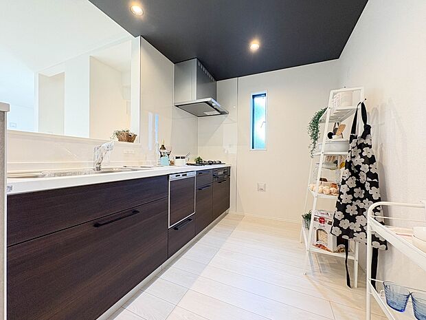 【キッチン】収納力もあるカウンターキッチンを採用。