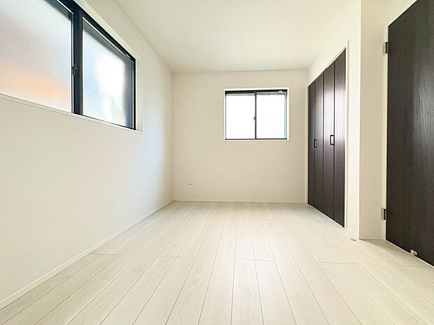 【寝室】寝室は大きいベッドを置くことも可能です。