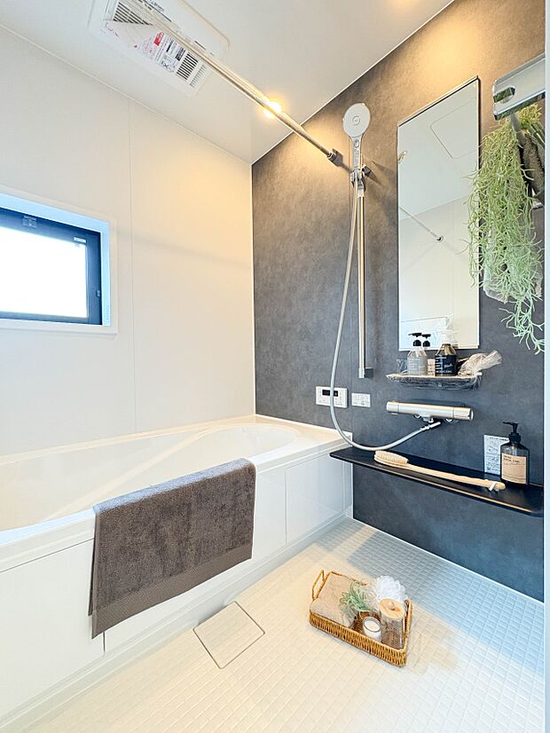 【浴室】足を伸ばして入ることのできる1坪タイプのユニットバス