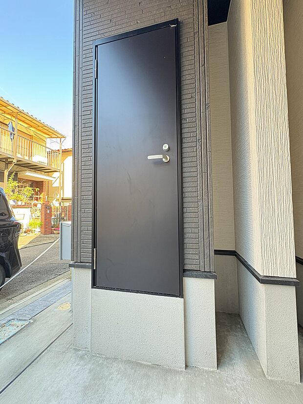 【外観】前面道路は4mのため、駐車への負担も少ないです。