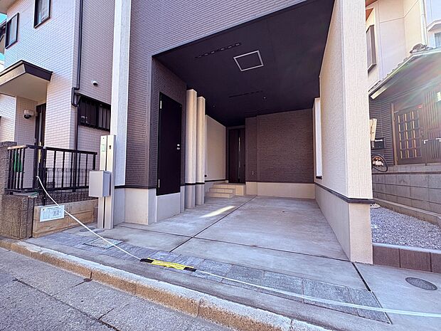 【駐車場】カースペース2台可/駐輪スペース。広々カースペースです。自転車、バイクなども置き場に困りません。