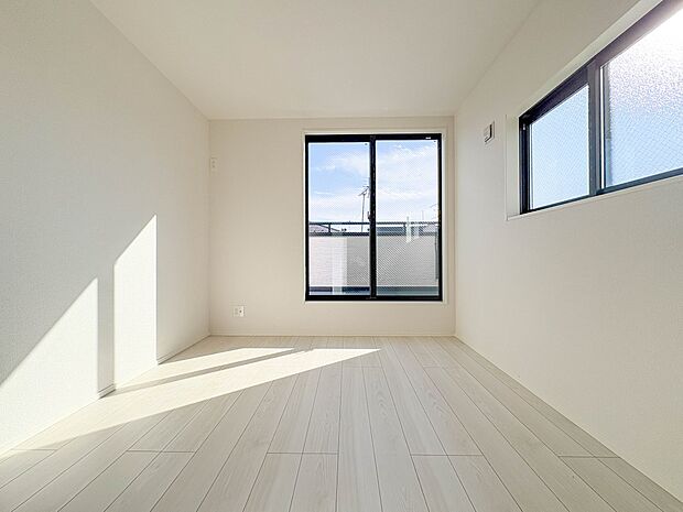 【洋室】リモートワークとしてもお使いいただけるスペースです。