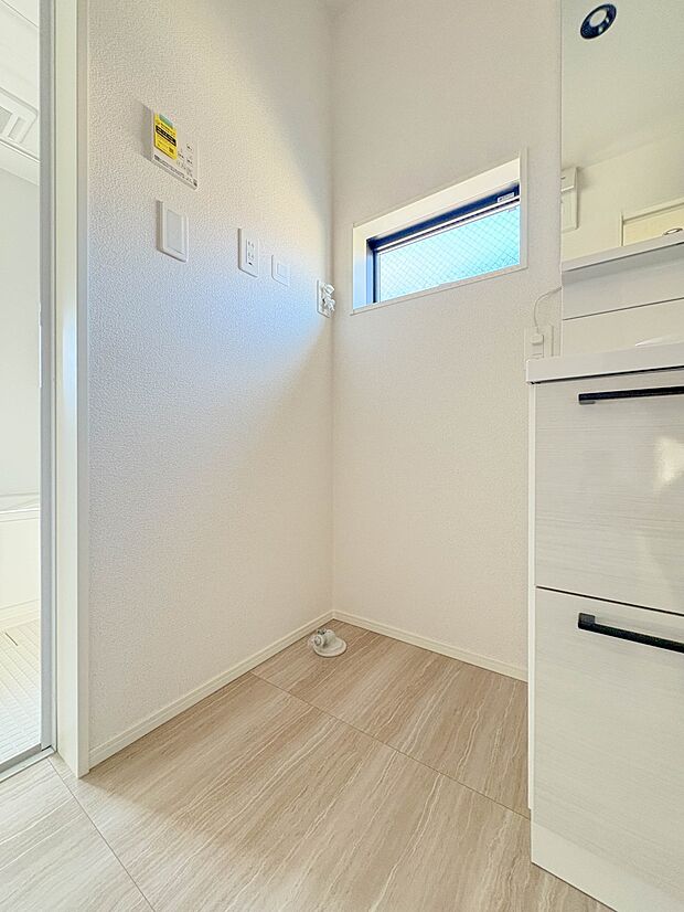 【ランドリースペース】毎日使う洗濯機。しっかりと奥行きのある置き場が確保されています。