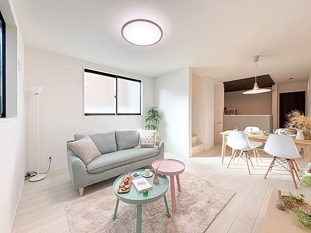 【LDK】2面採光で陽当りが確保されたリビングダイニング※家具はCGです。