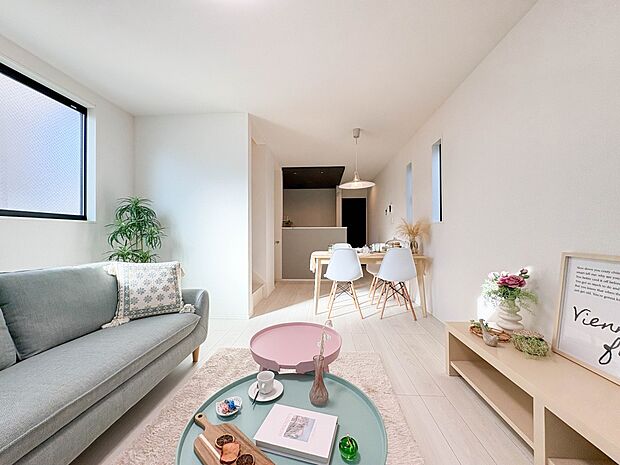 【LDK】大きめのテーブル、ソファも置くことができるリビングダイニング