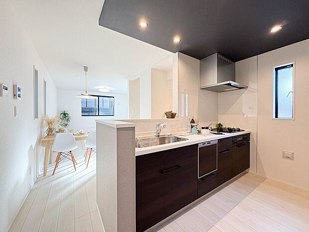 【LDK】キッチンからダイニングやリビングで過ごす家族の様子を見ることが可能です。