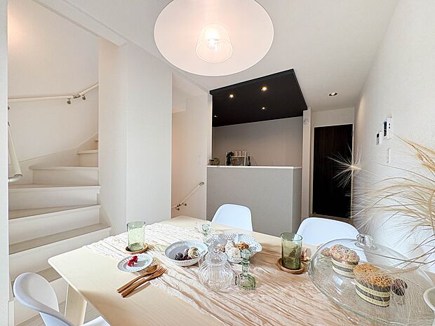 【LDK】4人用のダイニングテーブルを置くことができる広さです。