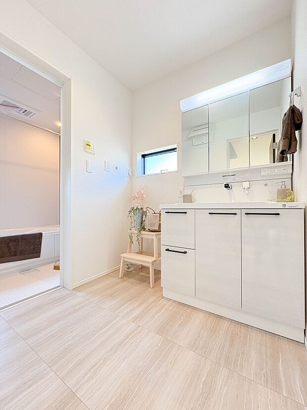 【脱衣所】洗面所は小さなプライベートスペース。歯磨き、洗顔と毎日施す個人空間。