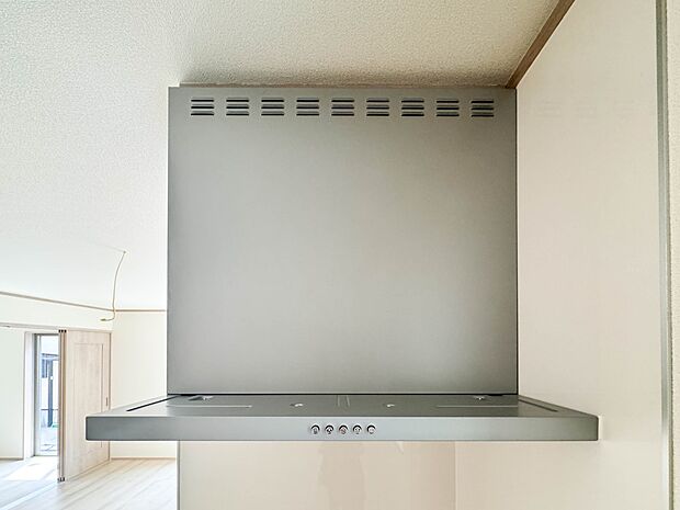 【レンジフード】調理の際に発生する汚れた空気（二酸化炭素、油煙、水蒸気、ニオイなど）を、ダクトを通して屋外に排出しています。