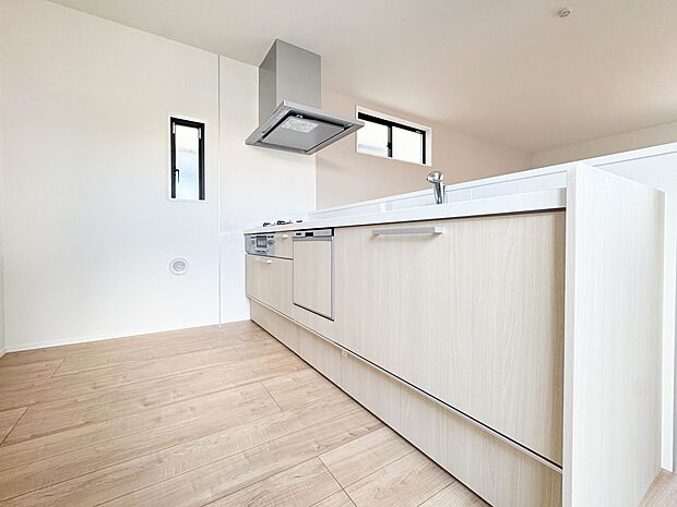 3号棟【LDK17.4帖】カウンターキッチンは広くて収納力もあるので、快適に料理をすることができます。食器や炊事用具を手の届くところに配置しやすいため調理もスピーディーですよ。