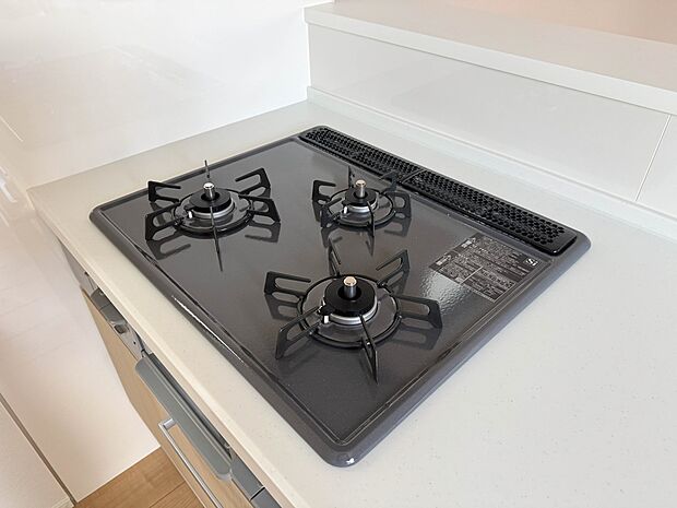 【三口ガスコンロ】三口ガスコンロは、炒め物などに適した強火力の「大バーナー」と天ぷらと煮物などに適した「標準バーナー」、奥にある弱火の「小バーナー」の3種類のバーナーが搭載されています。