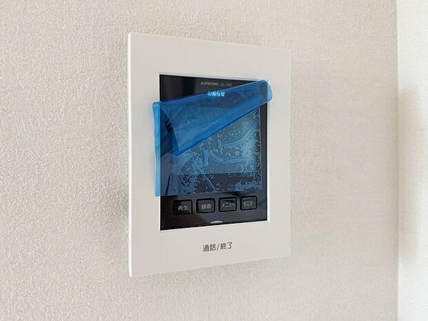 【TVモニター付インターホン】来訪者の様子を室内TVモニターでチェック。対応したくないセールスを断りやすく、子どもに留守番をさせるときも安心。不在時の来訪者を録画でき、犯罪抑止効果も期待でき…