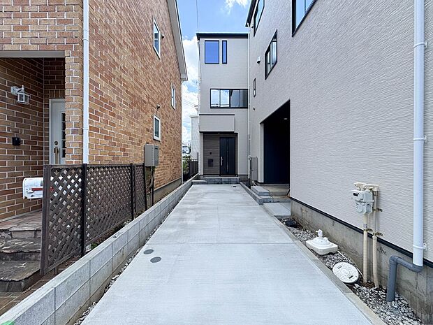 3号棟【外観】家族の温かさと陽光の暖かさ、楽しい毎日と明るい未来を予感させる「空間が織り成すひとつ先の住み心地」を演出します。