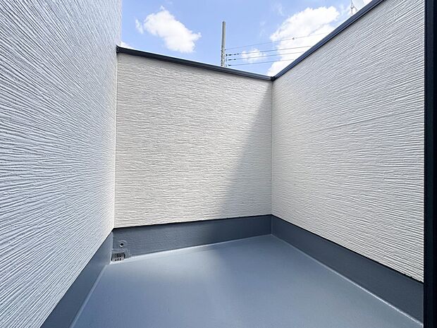 3号棟【バルコニー】澄み切った青空と、心地良い風を感じるワイドバルコニー。