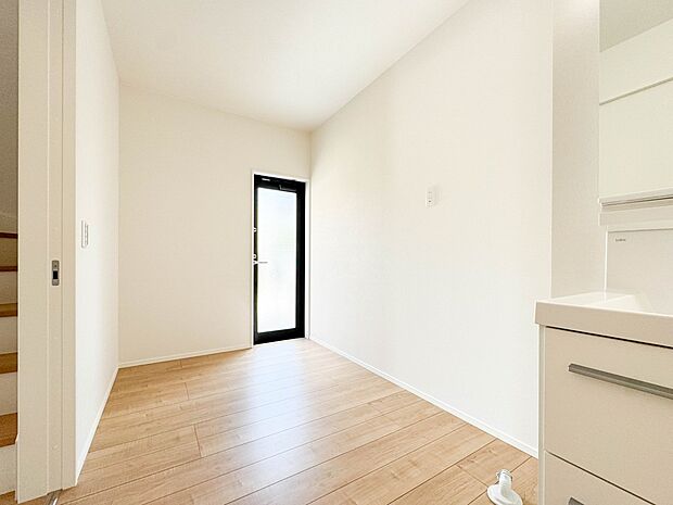 3号棟【脱衣所】洗面所は小さなプライベートスペース。歯磨き、洗顔と毎日施す個人空間。