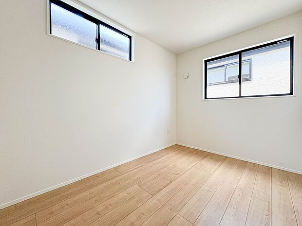 3号棟【寝室4.3帖】独立性を高めたお部屋。たっぷりの収納も配備しており、片付いた空間を現実出来そう。陽光も降り注ぐ明るく開放的な空間が魅力的。