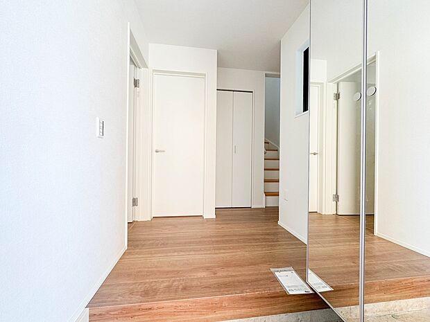 1号棟【玄関】大型のシューズボックスには靴やブーツ、サンダルはもちろん、ハンカチや手袋、バック類などのお出かけ用品、印鑑や朱肉なども収納可能です。