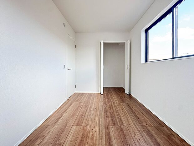 1号棟【居室5帖】お子様のお部屋にぴったりなクロークを備えたフローリング仕様の洋室です。