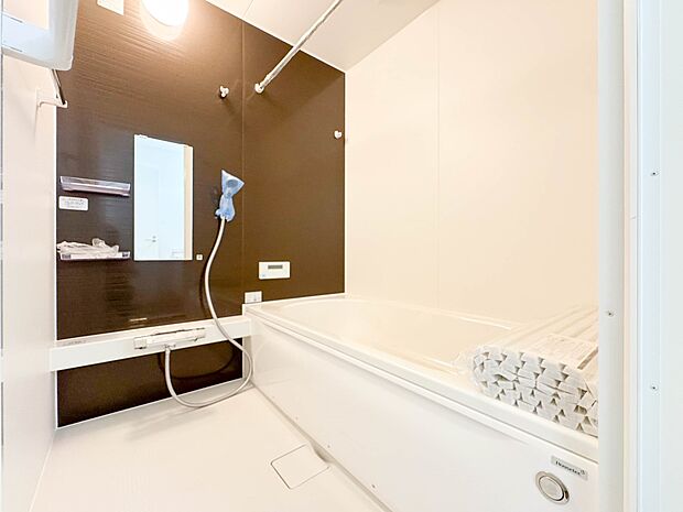 1号棟【浴室】浴室は一日の疲れを癒す場所だから、家族みんながゆったりできる快適設計。追い炊き機能付きオートバス。安定した温度で、いつでも快適に入浴できます。