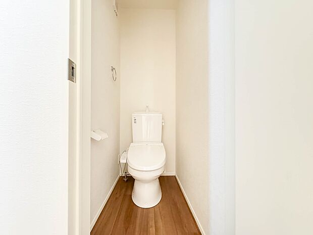 1号棟【トイレ】トイレ・ウォシュレット付。快適で衛生的な洗浄機能付温水シャワートイレです。