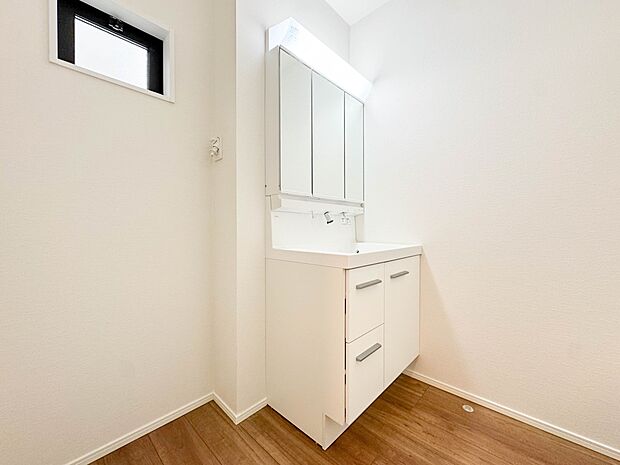 1号棟【洗面台】大きく見やすい三面鏡で清潔感ある洗面台は、身だしなみチェックや肌のお手入れに最適です。