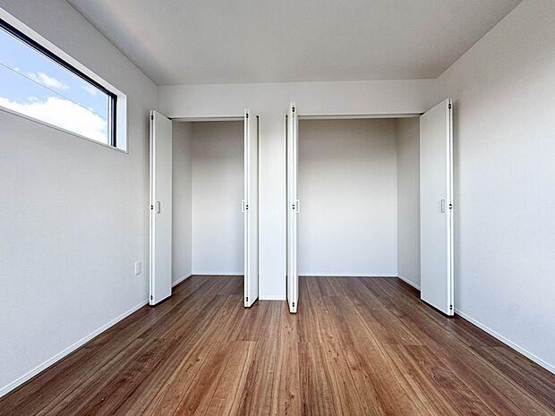 【収納】各所に配置された収納スペースは、洋服や小物はもちろんのこと、掃除機や日用予備品・お子様のおもちゃなど様々な物を収納して頂ける便利なスペースです。