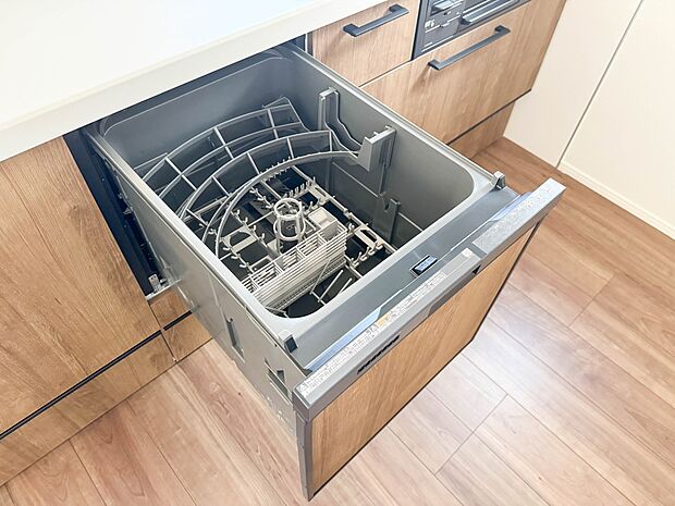 【ビルトイン食器洗浄乾燥機】食器洗いのわずらわしさから開放してくれる嬉しい設備。後片付けの手間を減らし奥様の時間を有効活用できます。お湯と洗剤を使う機会が少なくなるため、手荒れ防止にも。