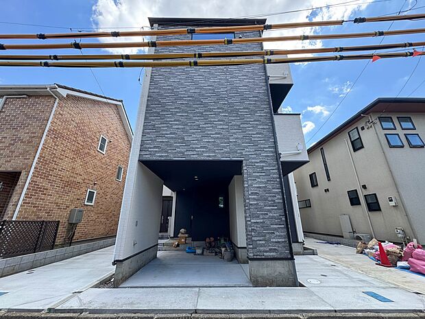 1号棟【外観】こちらの物件が少しでも気になるようでしたら、お気軽にお問合せください。人生でいちばん大きなお買い物ですので、ゆっくりご見学ください。ネット上の画像と実際の見学では、リアル感がま…