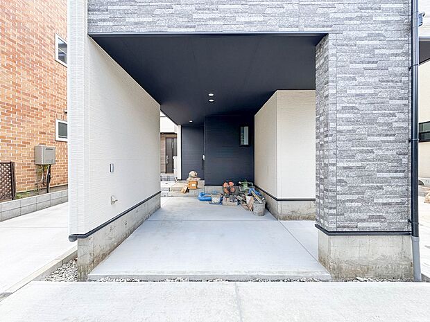 1号棟【駐車場】毎日の生活にマイカーが必須という方は、購入を検討する際、駐車場があることは大事な条件です。毎日の通勤や家族の送迎、買い物やお出かけなどクルマのある暮らしを満喫したい方は要チェ…