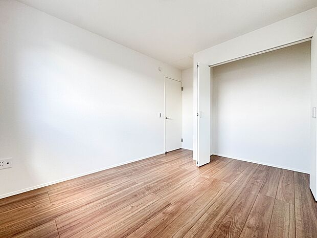 1号棟【居室5.2帖】独立性を高めたお部屋。たっぷりの収納も配備しており、片付いた空間を現実出来そう。