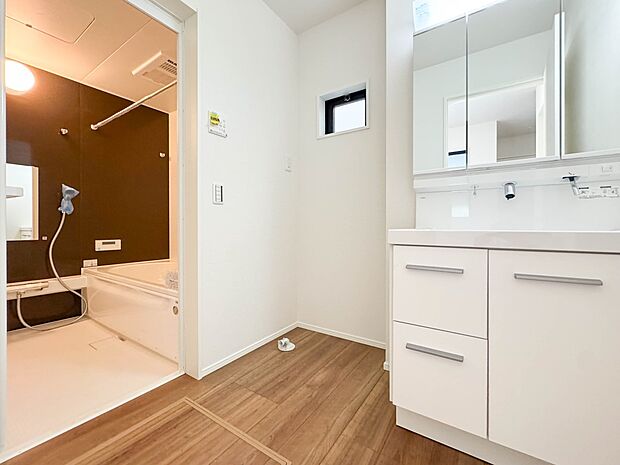 1号棟【脱衣所】洗面所は小さなプライベートスペース。歯磨き、洗顔と毎日施す個人空間。
