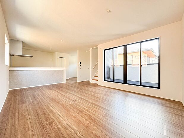 1号棟【LDK21.6帖】流行に左右されず、将来にわたって価値が継続する「上質」な佇まい。おしゃれな雰囲気や自然の潤い、親しみやすさといった個性を、街に新たな価値をもたらし続ける。