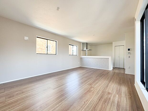 1号棟【LDK21.6帖】光が溢れ、風も溢れ、居心地のよい住空間、自然体で過ごせる住空間にリビングを。それは住むというシンプルなカタチをどこまでも追求してきた結果です。新築の厳かな居住性を身…