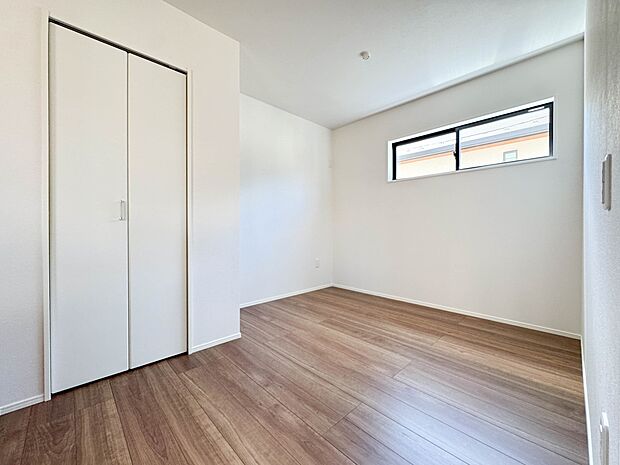 1号棟【居室5.2帖】独立性を高めたお部屋。たっぷりの収納も配備しており、片付いた空間を現実出来そう。陽光も降り注ぐ明るく開放的な空間が魅力的。