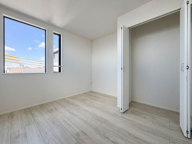 2号棟【居室5.1帖】シンプルな内装はおしゃれのポイントです。シンプルは華美より飽きがこないからです。色や模様でおしゃれ感をだす。それがシンプルイズビューティーです。